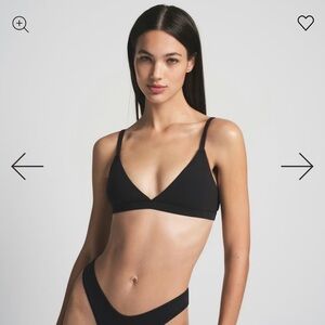 SKIMS FITS EVERYBODY TRIANGLE BRALETTE | ONYX × 1
ONYX / M